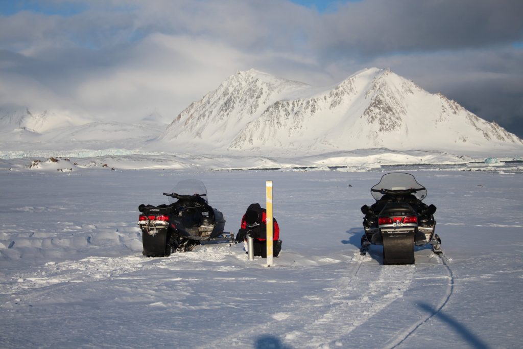 Praca meteorologa - wykonywanie równoważnika wodnego śniegu, Spitsbergen, kwiecień 2017, fot. K. Pałkowski